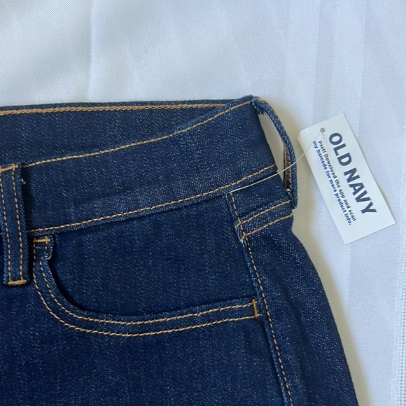 Old Navy | Size 4 Dark Wash High Rise Jean Shorts for Women with 7-inch Inseam - Picture 4 of 16